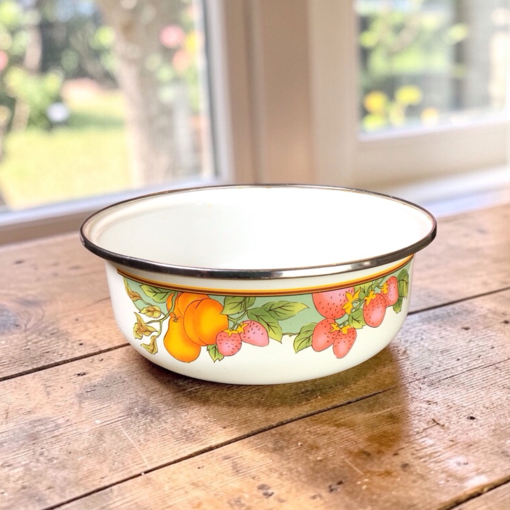 Vintage 1970s Enamelware Strawberry Fruit Bowl 7” MCM Farmhouse Kitchen Decor
